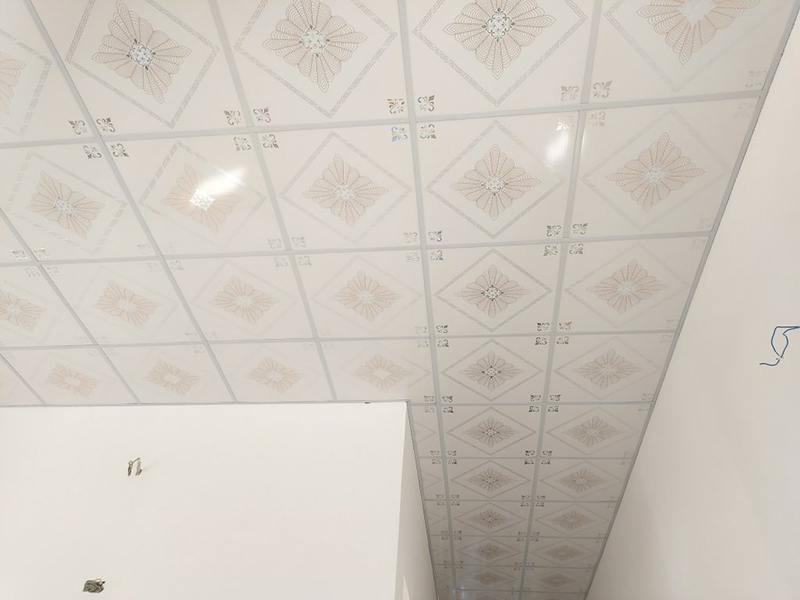 Ưu điểm của tấm trần nhựa thả 600x600 trang trí