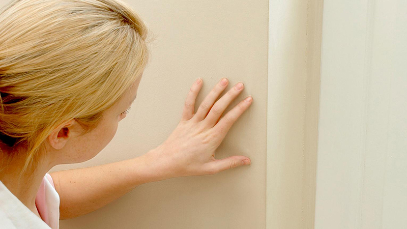 Kiểm Tra Tình Trạng Bề Mặt Lớp Sơn Tường Cũ